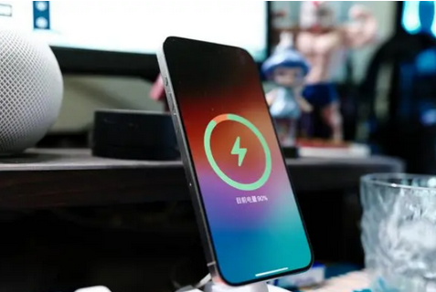 新龙镇苹果15换屏服务分享用什么充电器给iPhone15充电更好 